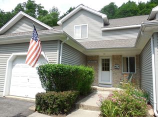 57 Meadow Pond Rd, Hamburg, NJ 07419