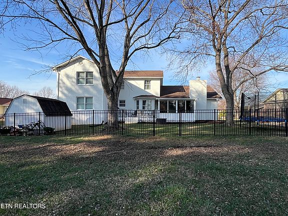 3rd image of 1530 Carowinds Cir