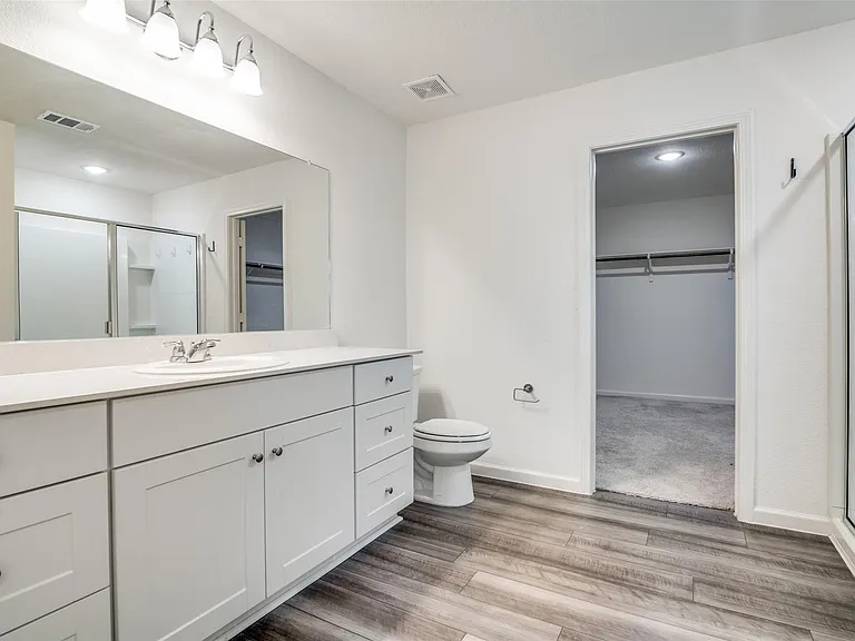 731 Yorkshire Dr — Photo 3