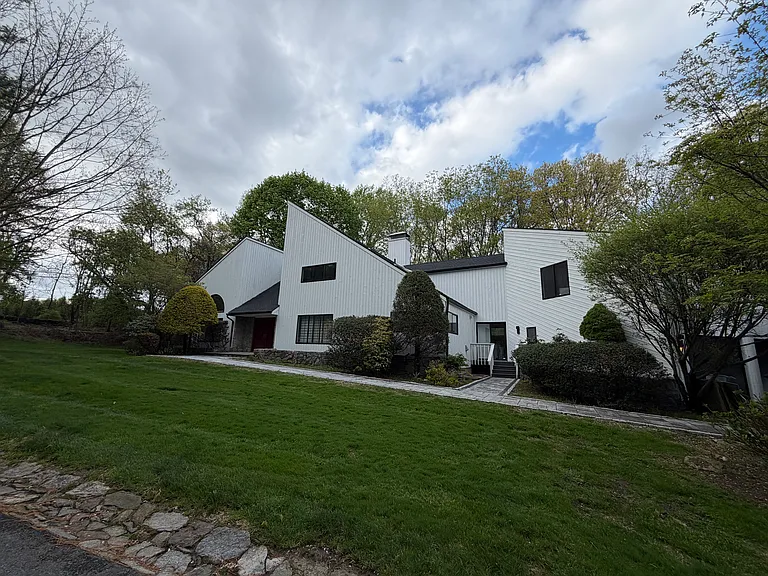 6 Harrows Ln — Photo 4