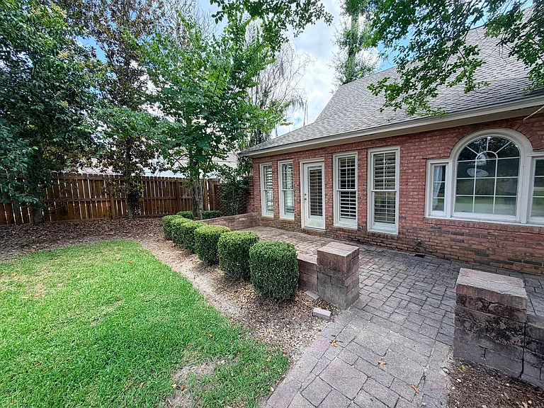 1009 Williamsburg Dr — Photo 50
