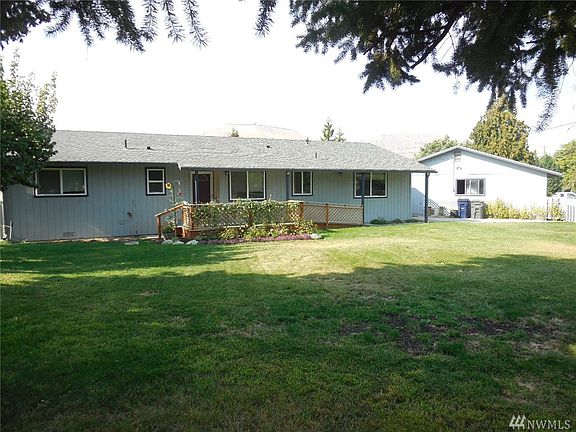 House / Garage / Part of (Level) Front Yard