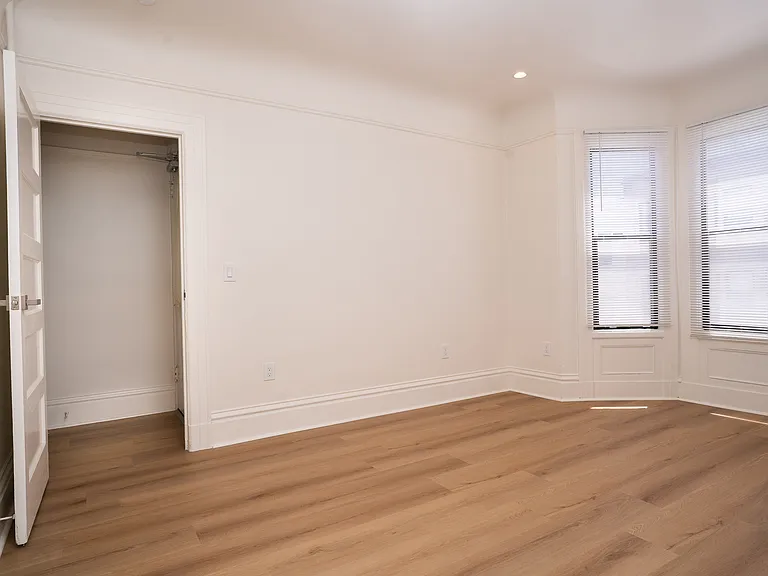 1048 Montgomery St — Photo 3