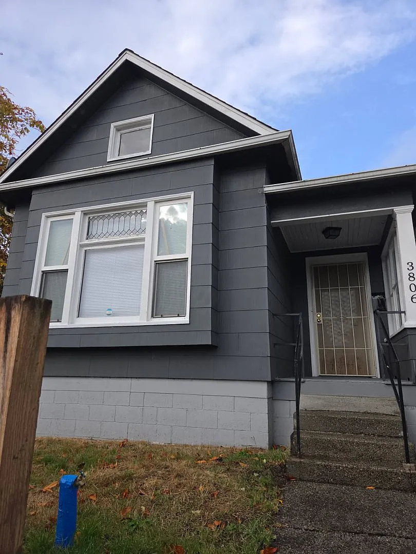 East Tacoma Craftsman 2 Bedroom House! — Photo 1