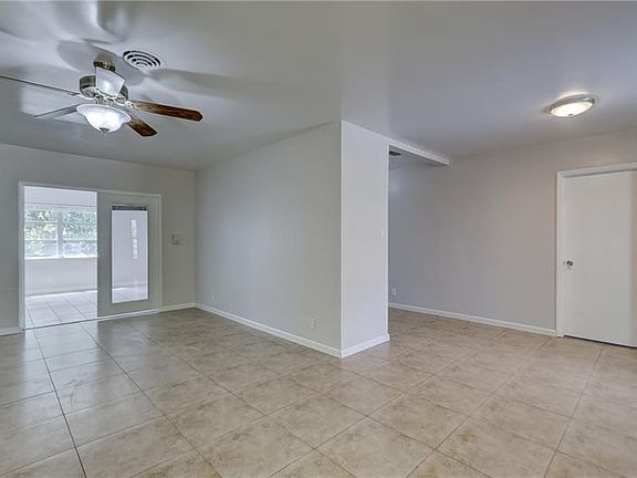 5th image of 811 SW 63rd Way