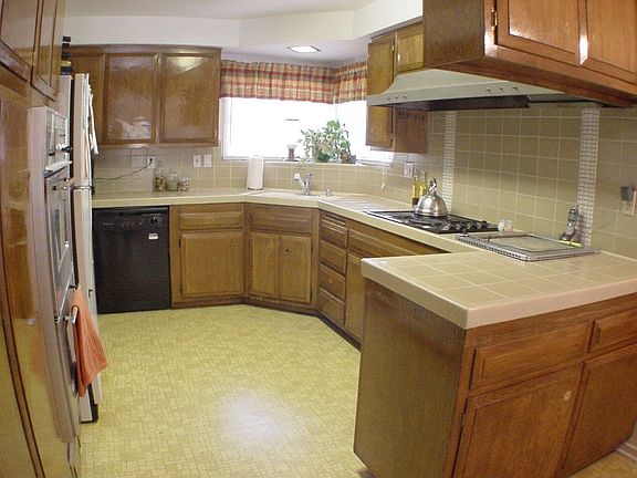 Spacious cook's kitchen