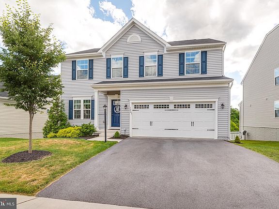 2nd image of 104 Poinsettia Way