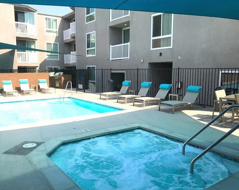 Clarington Apartments — Photo 4