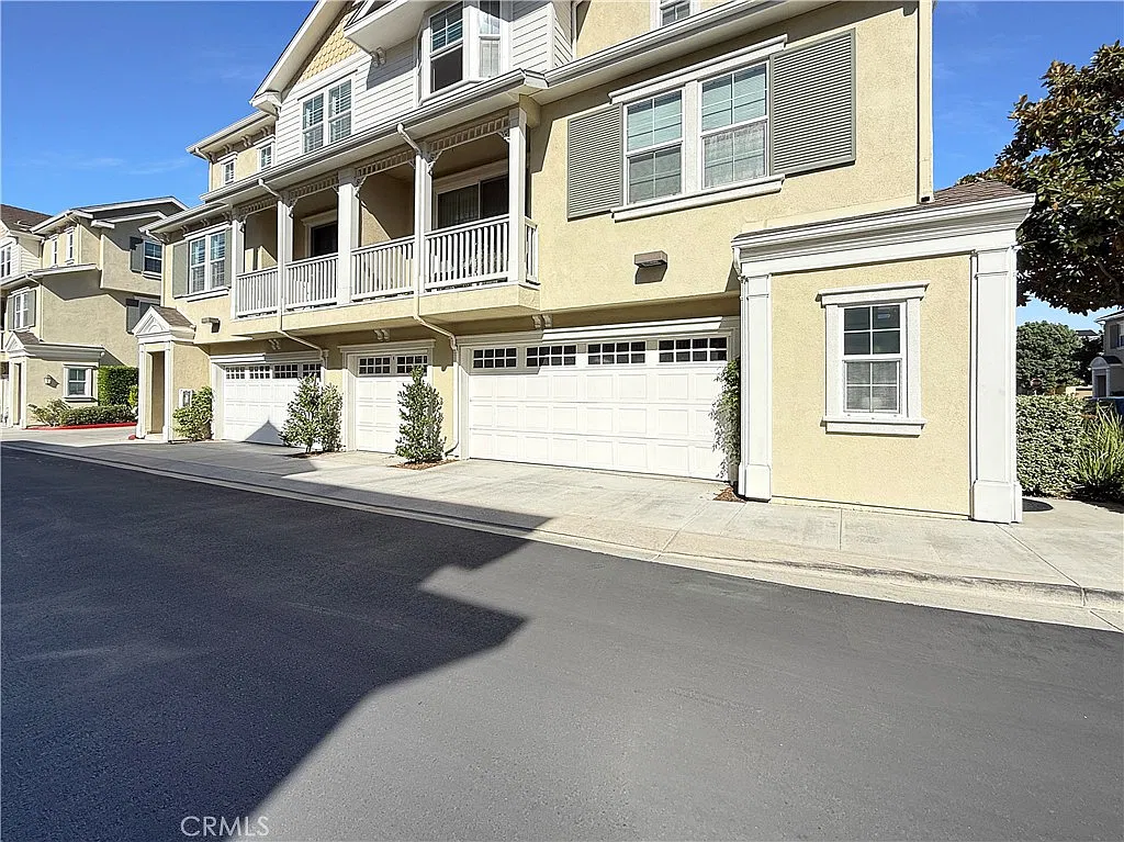 2 bed, 2.5 bath, 1402 sqft, $3,750 — Photo 2