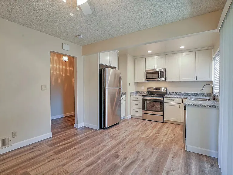 512 Alberta Ave — Photo 3