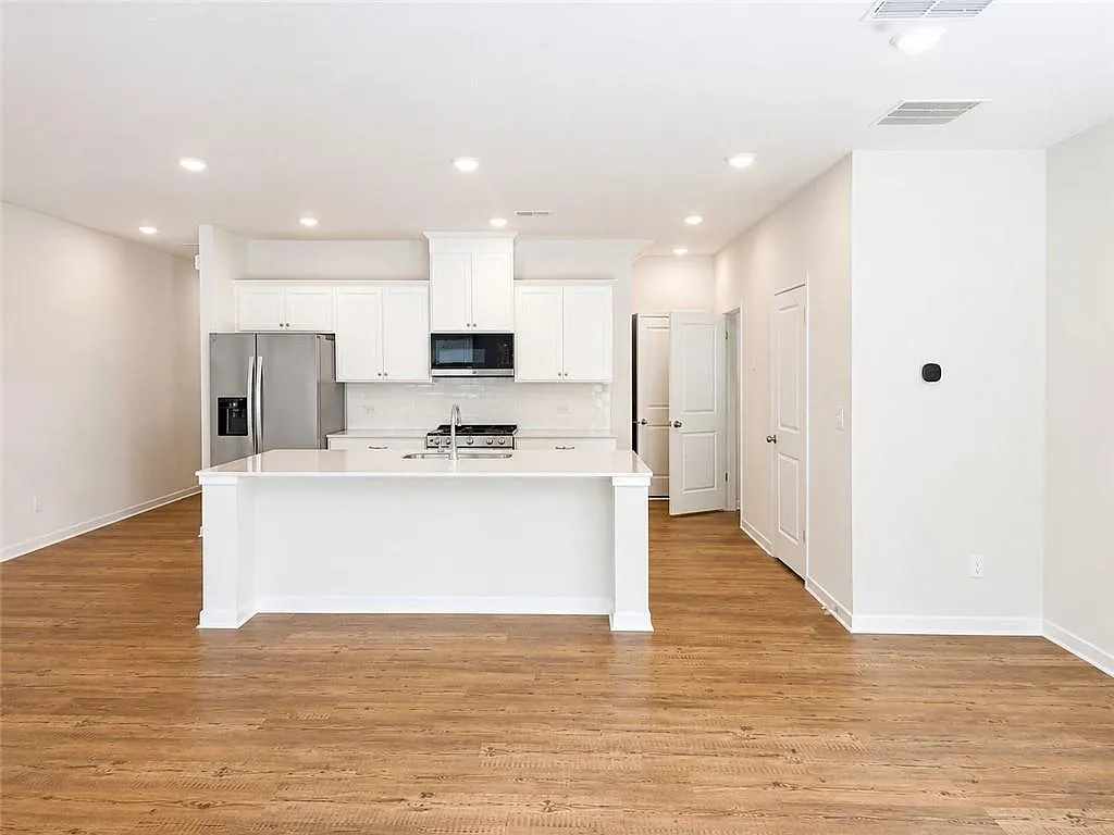 3 bed, 2.5 bath, 1842 sqft, $2,280 — Photo 2
