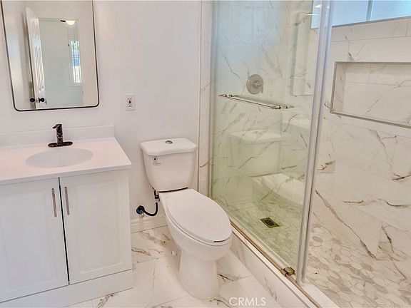 4th image of 301 E Riggin St