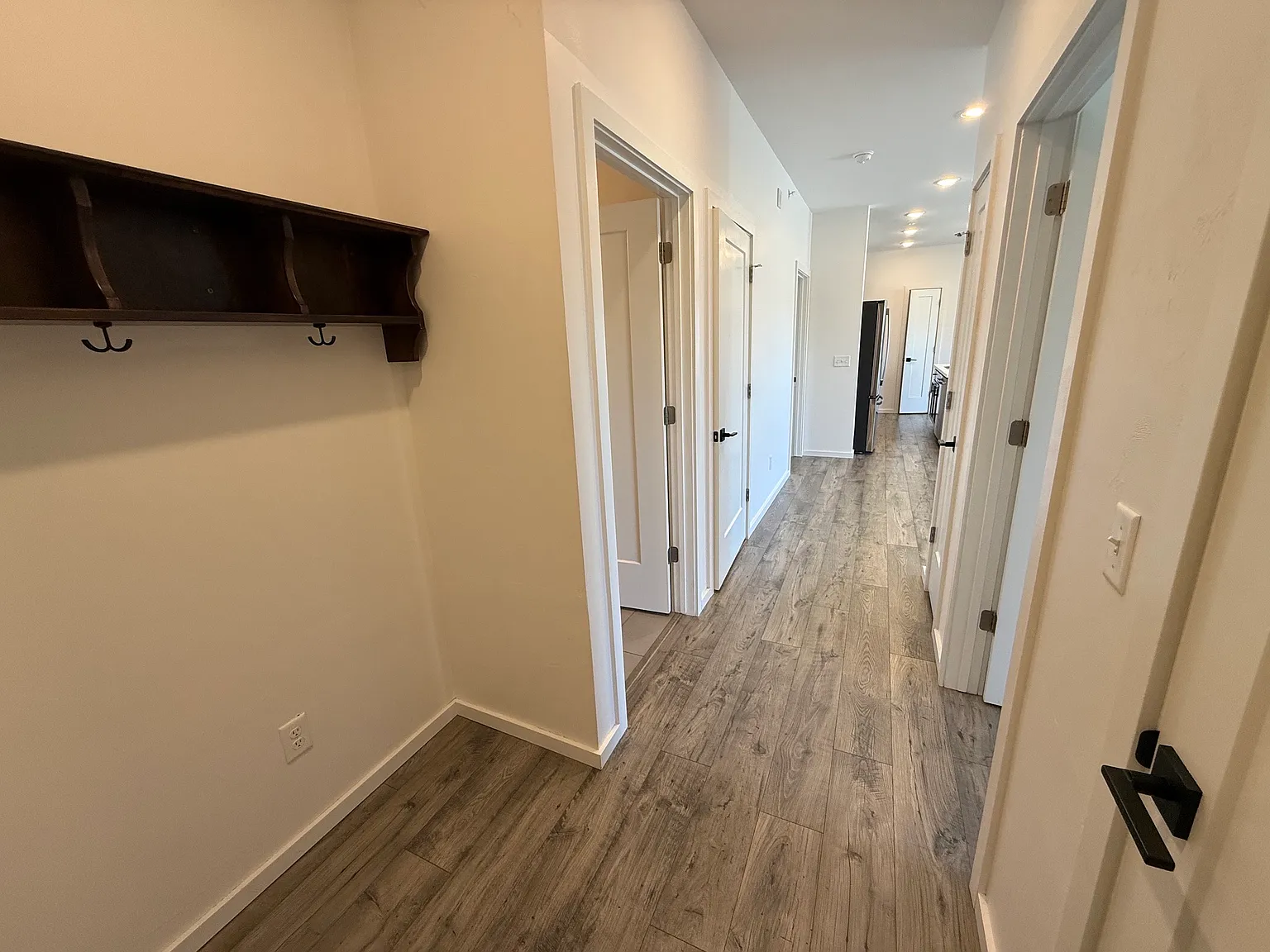 2 bed, 1000 sqft, $1,900 — Photo 2