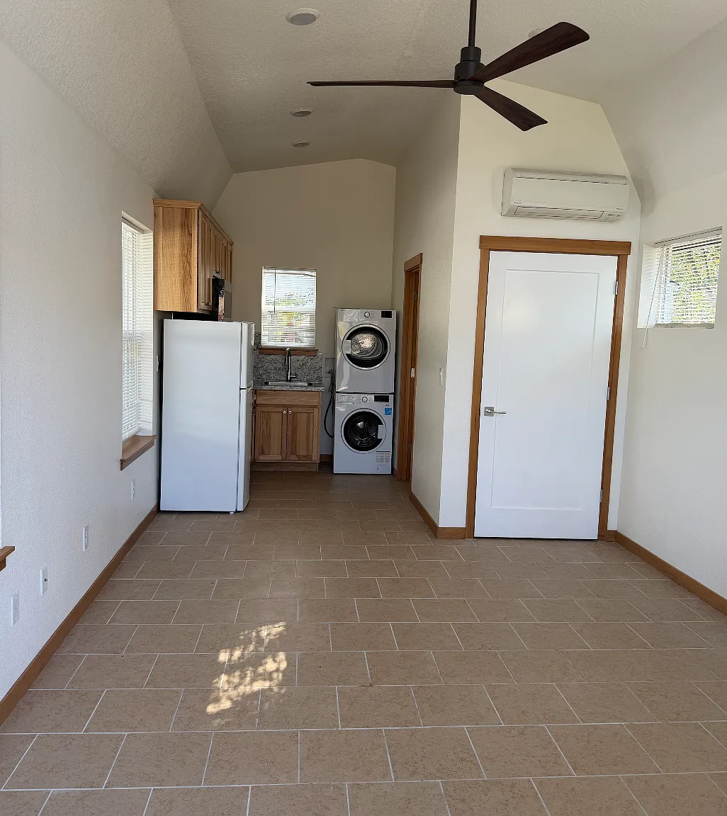 1 bed, 300 sqft, $1,400 — Photo 2