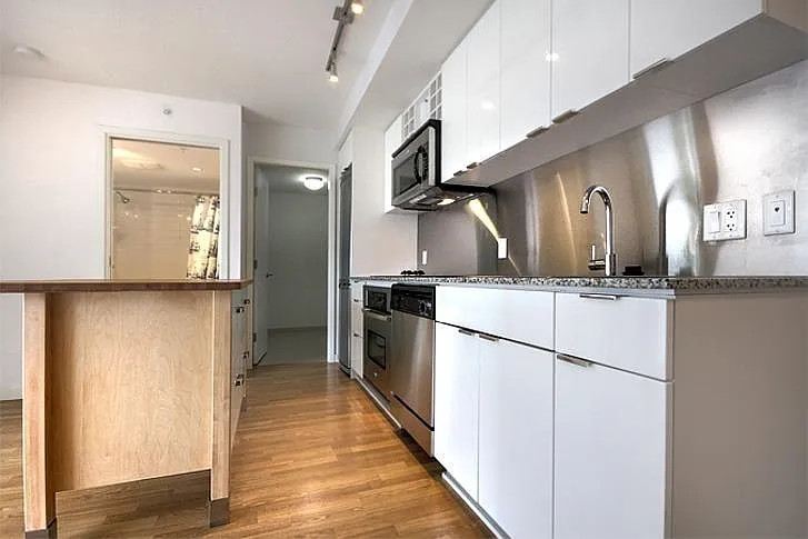 233 Robson St #2710 — Photo 11