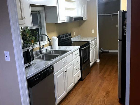2nd image of 1420 Pullman Ln