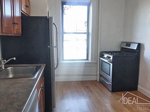4th image of 275 Halsey St APT 4R