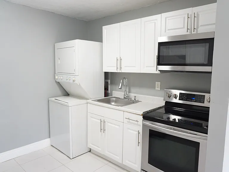 1456 W 29th St #1 — Photo 1