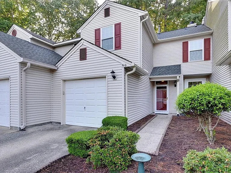 910 Lake Forest Dr — Photo 1