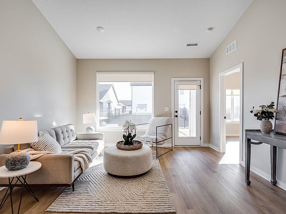 3rd image of 3733 W Longleaf St