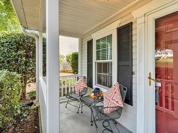 3rd image of 15 Sweetbriar Ln