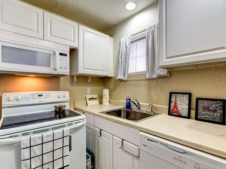 1st image of 914 W 22nd 1/2 St #101
