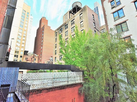 4th image of 226 W 72nd St APT 3C