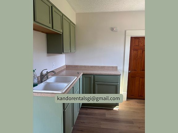 5th image of 909 W 10th St