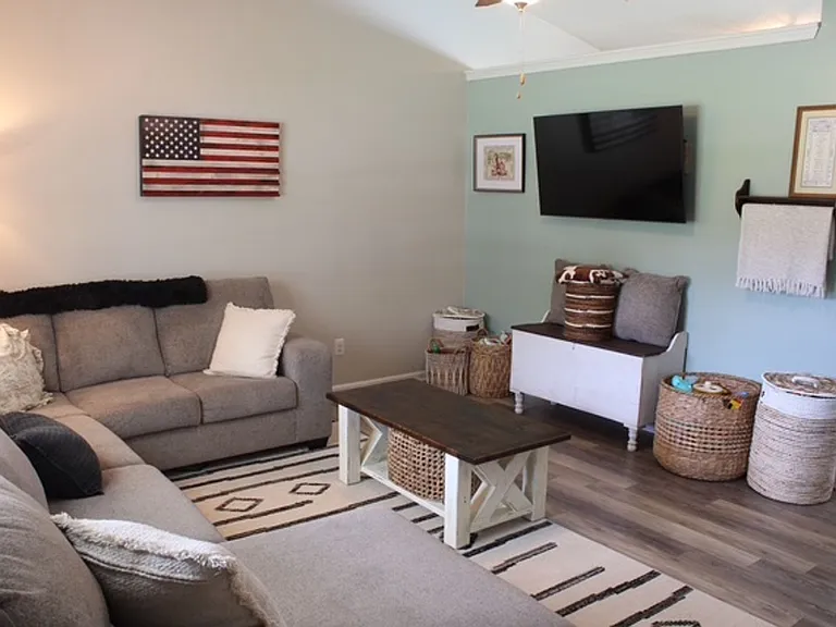 118 Pear Tree Ln — Photo 2