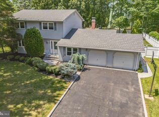22 Woodland Dr, East Windsor, NJ 08520