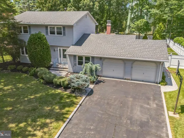 22 Woodland Dr, East Windsor, NJ 08520