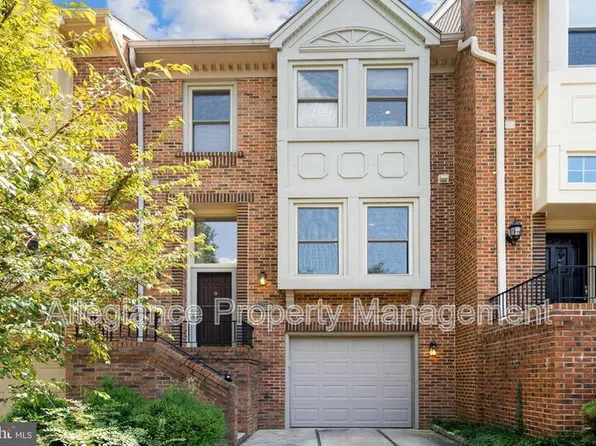 3915 Green Look Ct, Fairfax, VA 22033