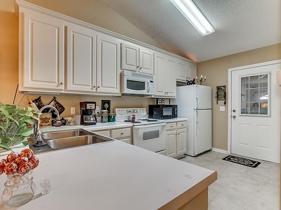3rd image of 5124 Woodland Trce
