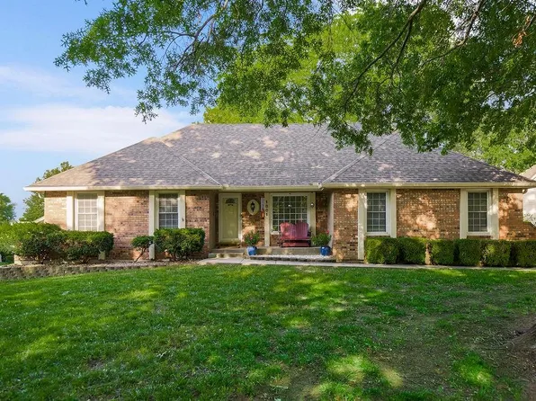 1801 NE Abbey Ln, Lees Summit, MO 64086