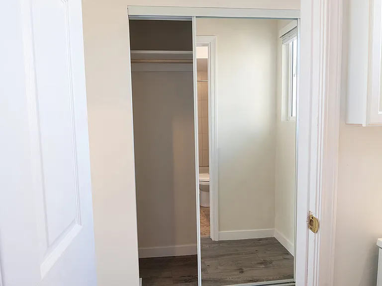 Royal Viking Apartments — Photo 43