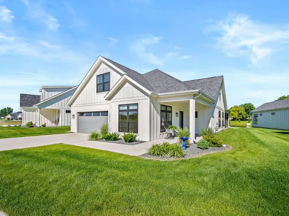 2911 Green Hills Dr, Ames, IA 50014