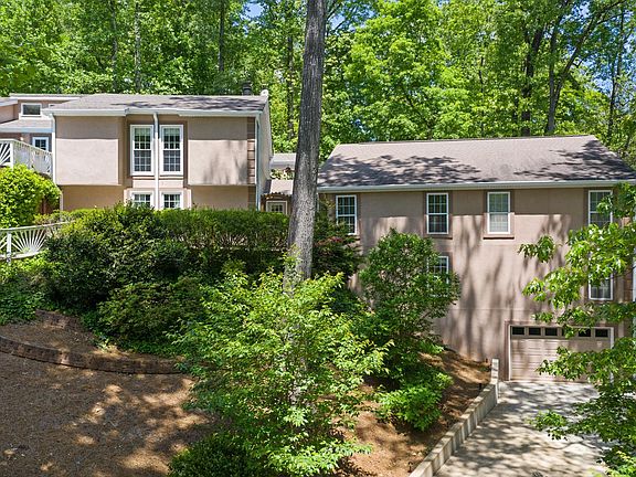 Independent driveway (right side) and entry