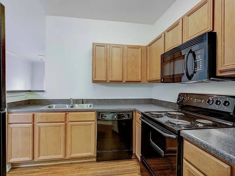 Ethan Pointe Apartments — Photo 25