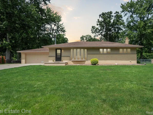 7978 Church Rd, Grosse Ile, MI 48138