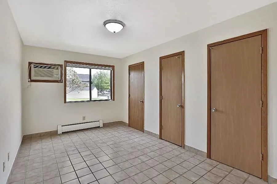 1100 Como Ave SE — Photo 4