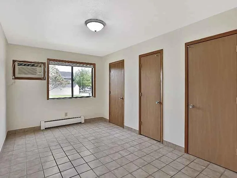 1100 Como Ave SE — Photo 4
