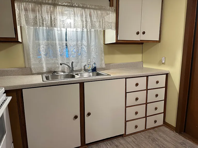 211 Sunset Dr — Photo 2