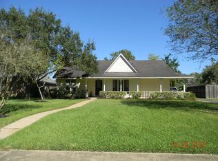 326 Raintree Ln, Lake Jackson, TX 77566