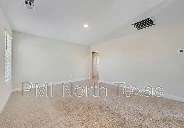 1421 Butler Ave — Photo 17