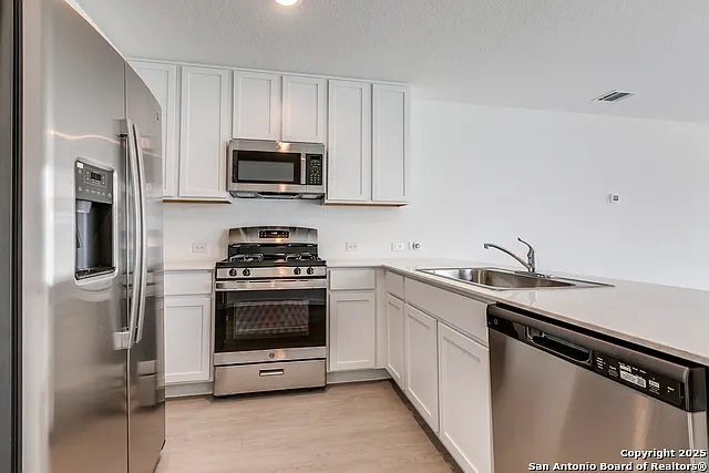 3 bed, 2.0 bath, 1402 sqft, $1,650 — Photo 3
