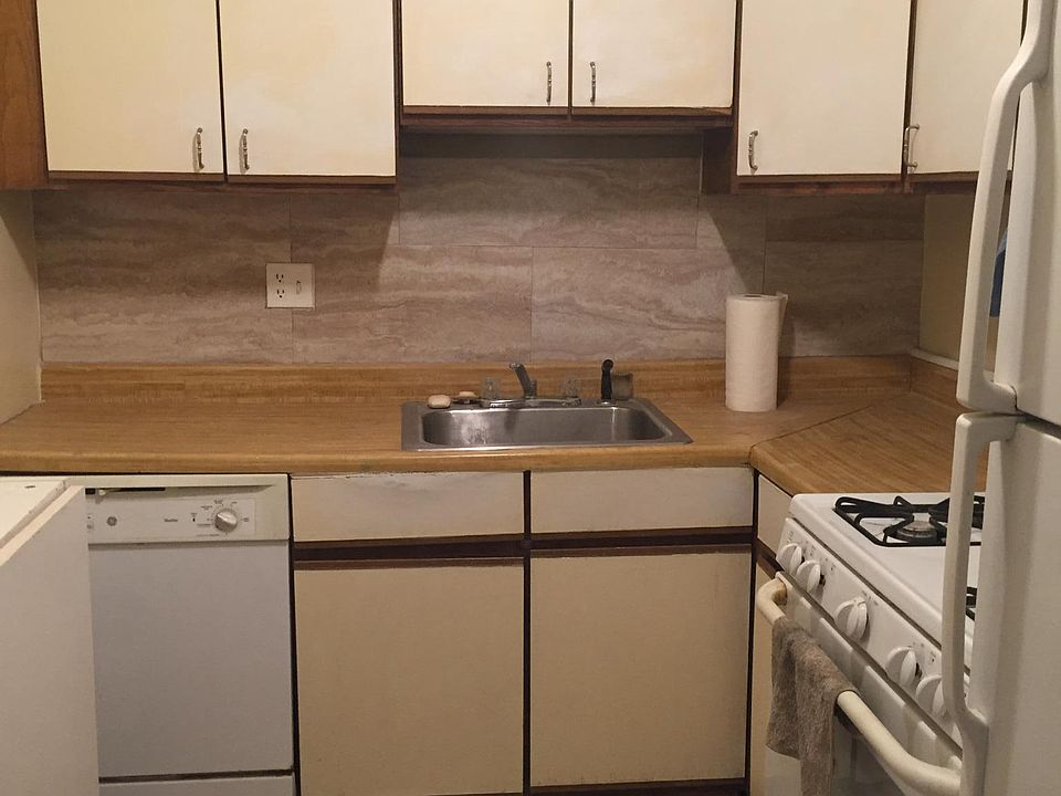 Small but fully functional kitchen with dishwasher