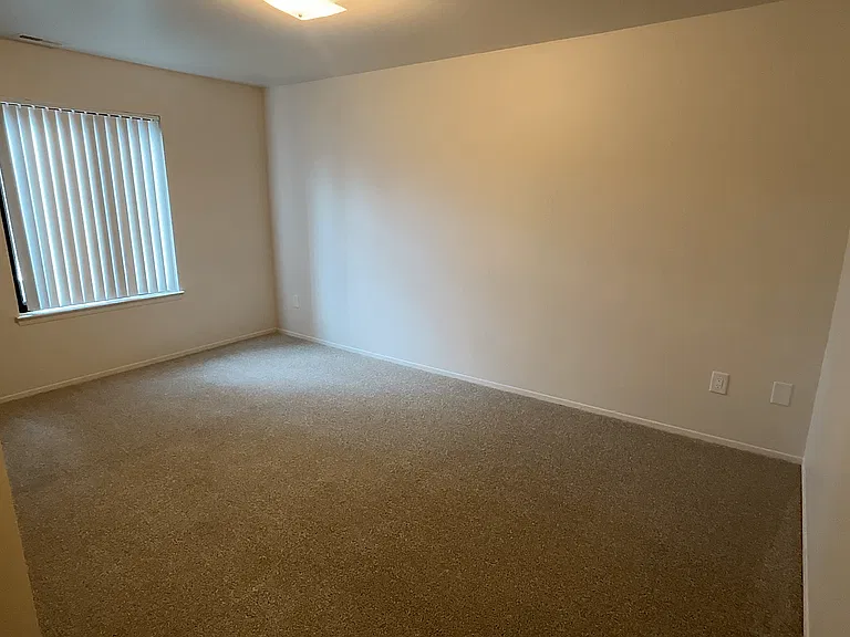 Lakeside Village Apartments — Photo 113