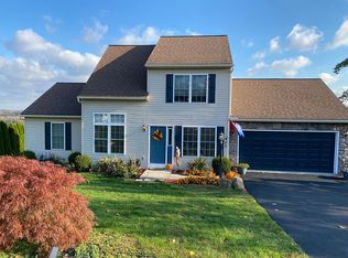 425 N Burberry Ln, Mount Wolf, PA