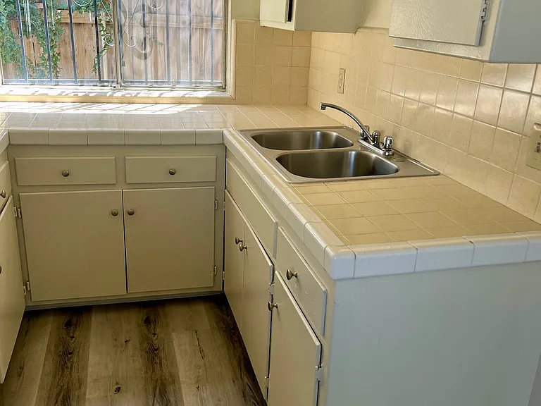 837 Victor Ave #10 — Photo 2