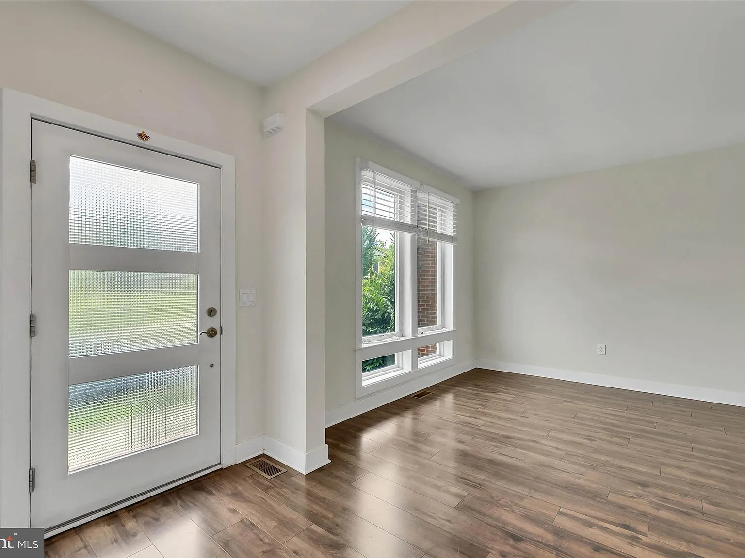 3 bed, 2.5 bath, 2180 sqft, $4,700 — Photo 2